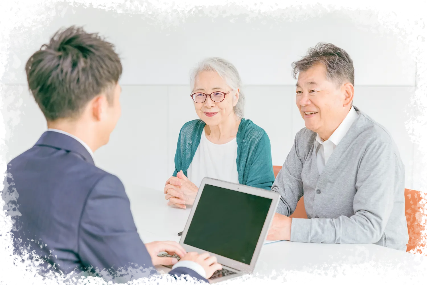 ご家族のご相談に耳を傾けるキナリの相談員